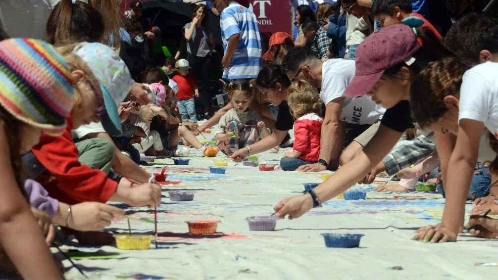 Cientos de niños y niñas de Tandil pintaron la bandera de Chacinar junto a Milo Lockett y Manuel Paz
